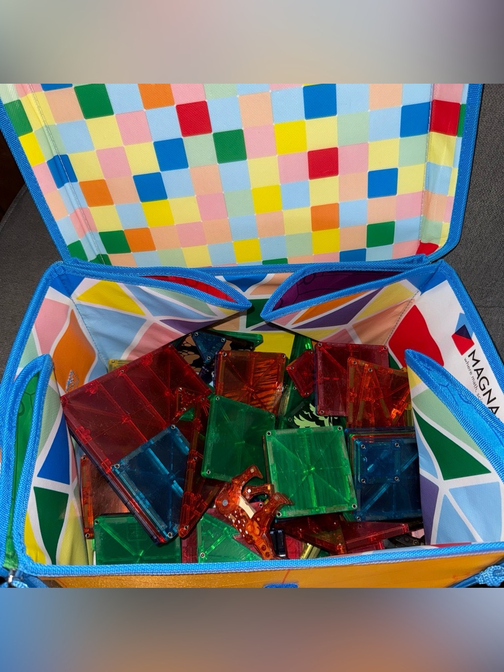 Magnetic Building set with varying case/playmat